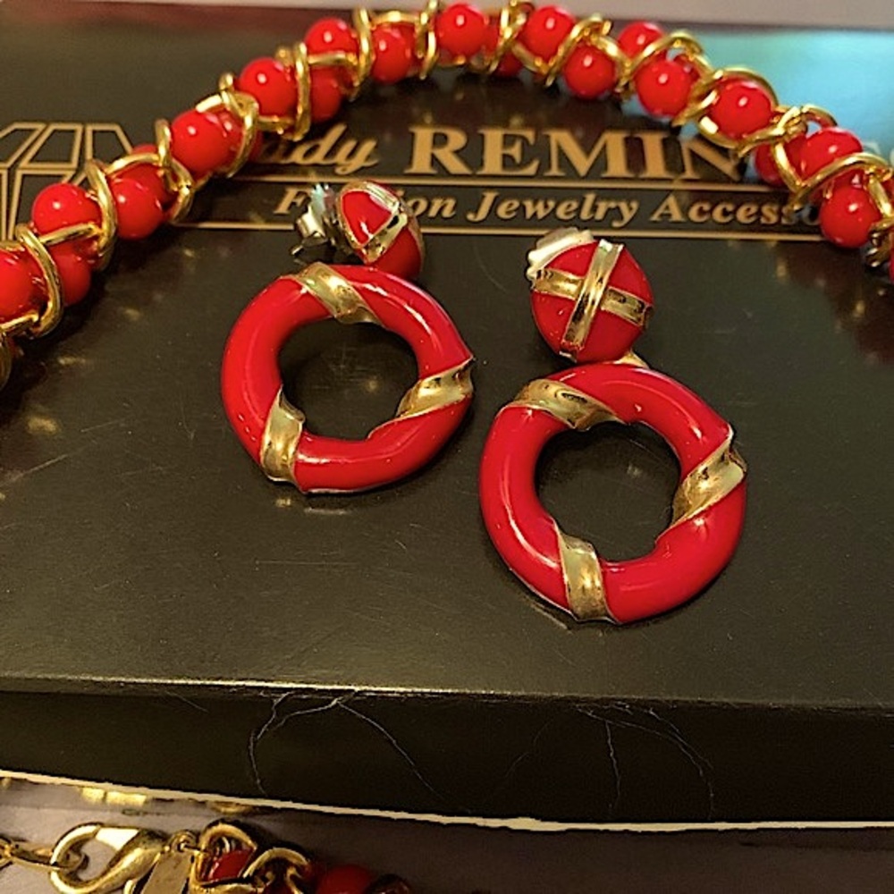 Vintage Lady Remington Red Beaded & Enamel Jewelry Set Necklace & Hoop Earrings - Picture 5 of 8